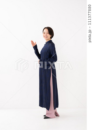 アオザイを着た女性　手かざし 111377880