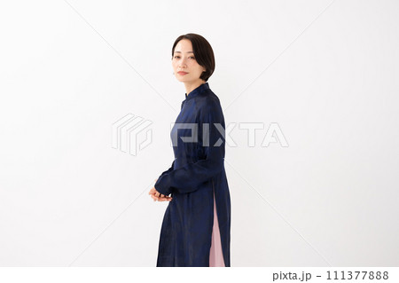 アオザイを着た女性 アオザイを着た女性 111377888