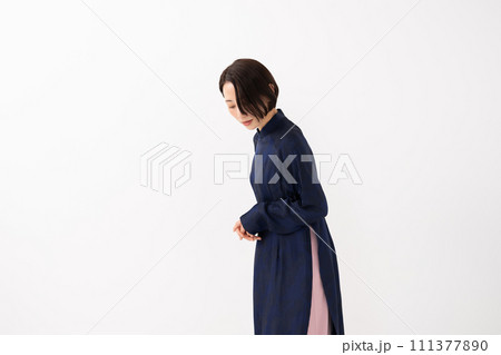 アオザイを着た女性 111377890