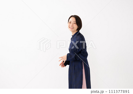 アオザイを着た女性 アオザイを着た女性 111377891