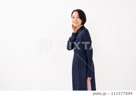 アオザイを着た女性 アオザイを着た女性 111377894