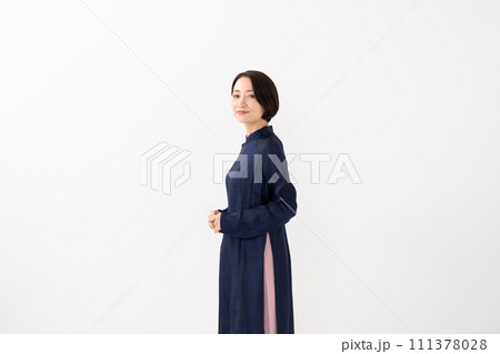 アオザイを着た女性 アオザイを着た女性 111378028