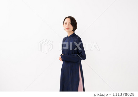 アオザイを着た女性 111378029