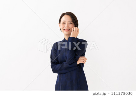 アオザイを着た女性 111378030