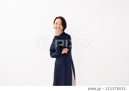 アオザイを着た女性 111378031