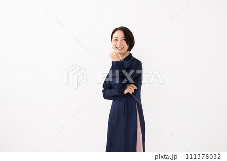 アオザイを着た女性 アオザイを着た女性 111378032