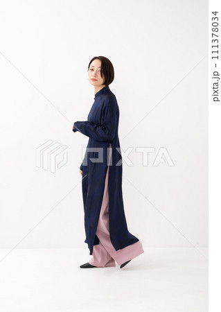 アオザイを着た女性　全身 111378034