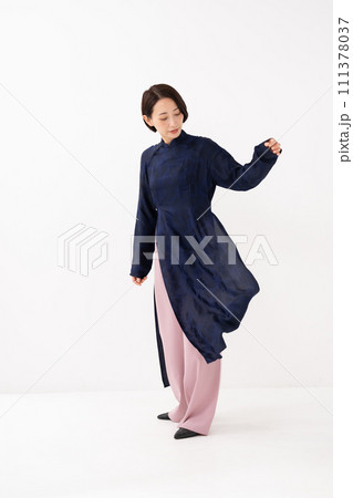 アオザイを着た女性　全身 111378037