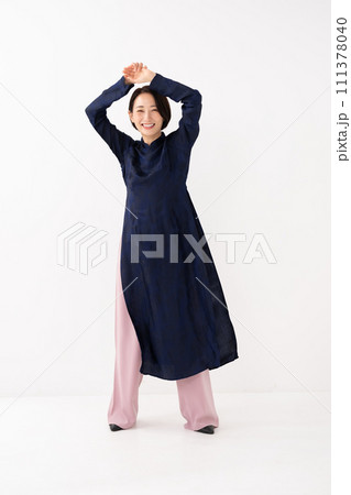 アオザイを着た女性　全身 111378040