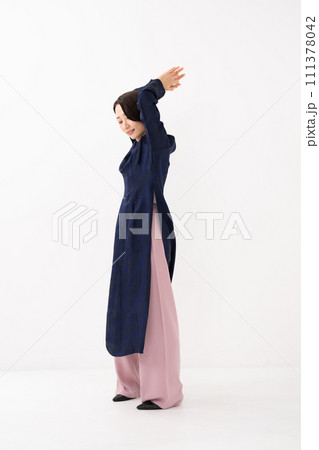 アオザイを着た女性　全身 111378042