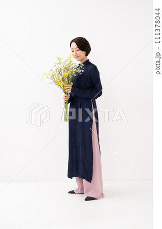 アオザイを着て花束を持つ女性 111378044