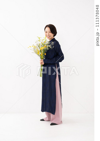 アオザイを着て花束を持つ女性 111378048