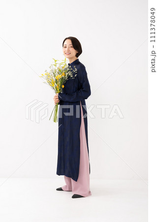 アオザイを着て花束を持つ女性 111378049