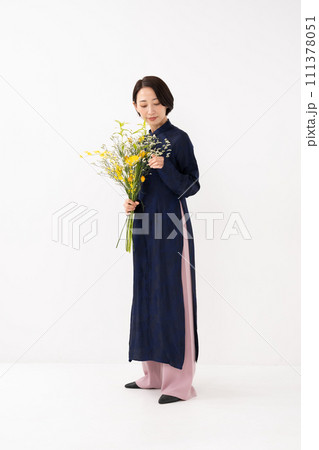 アオザイを着て花束を持つ女性 アオザイを着て花束を持つ女性 111378051