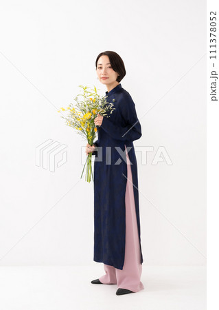 アオザイを着て花束を持つ女性 111378052