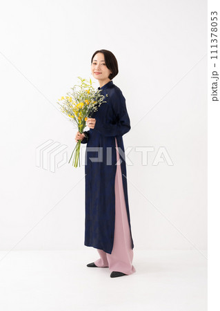 アオザイを着て花束を持つ女性 111378053