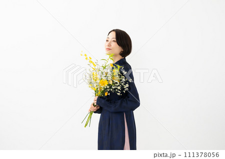 アオザイを着て花束を持つ女性 111378056