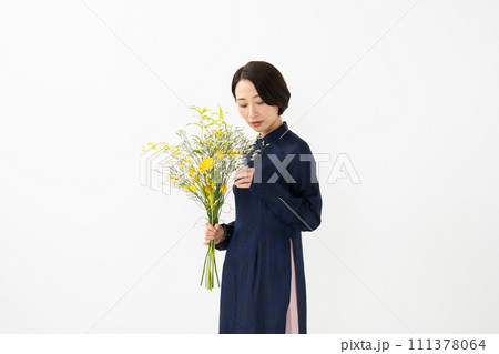 アオザイを着て花束を持つ女性 111378064