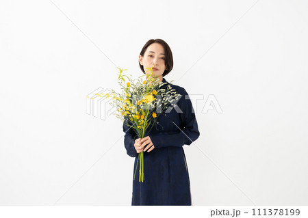 アオザイを着て花束を持つ女性 アオザイを着て花束を持つ女性 111378199