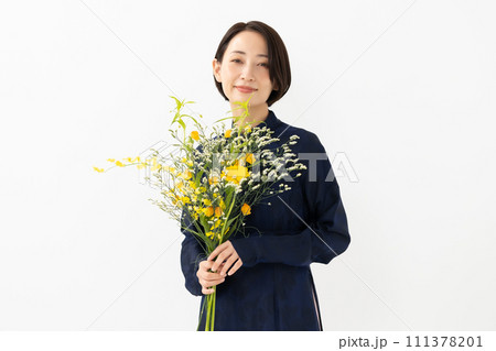 アオザイを着て花束を持つ女性 アオザイを着て花束を持つ女性 111378201