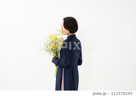 アオザイを着て花束を持つ女性 111378205