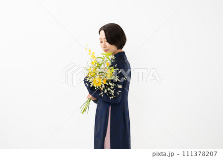アオザイを着て花束を持つ女性 アオザイを着て花束を持つ女性 111378207