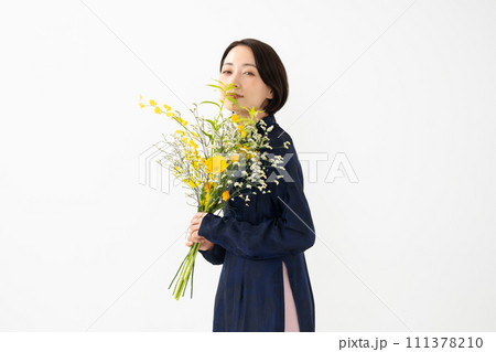 アオザイを着て花束を持つ女性 111378210