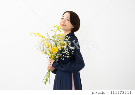 アオザイを着て花束を持つ女性 111378211
