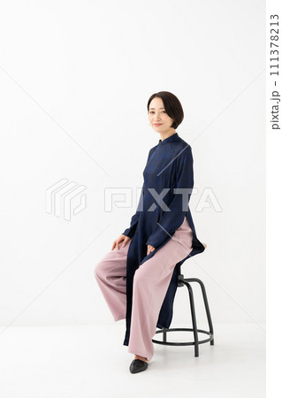 アオザイを着た女性　座る 111378213
