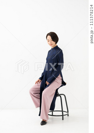 アオザイを着た女性 座る アオザイを着た女性 座る 111378214