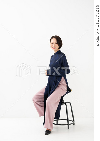 アオザイを着た女性　座る 111378216