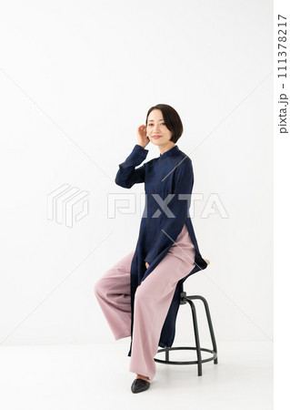 アオザイを着た女性　座る 111378217