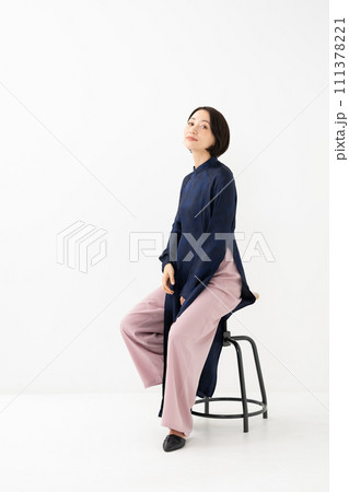 アオザイを着た女性　座る 111378221