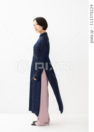 アオザイを着た女性 横顔 アオザイを着た女性 横顔 111378224