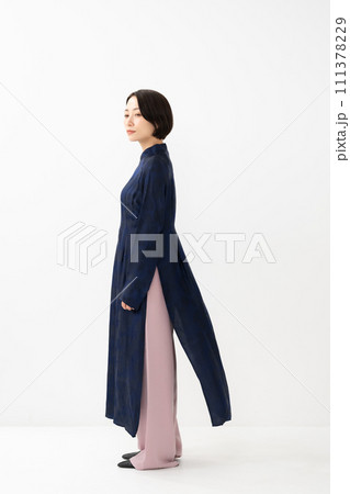 アオザイを着た女性　横顔 111378229