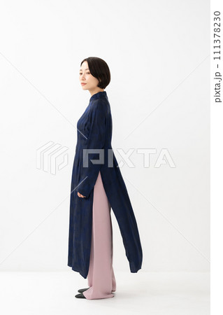 アオザイを着た女性　横顔 111378230