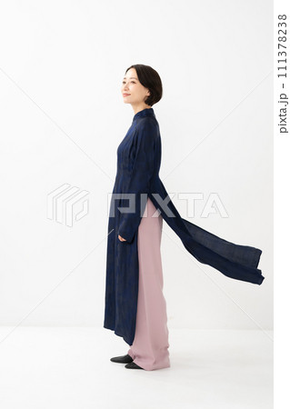 アオザイを着た女性 横顔 アオザイを着た女性 横顔 111378238