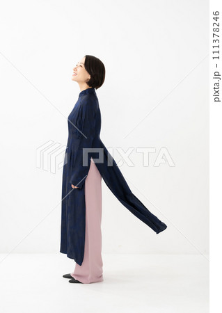 アオザイを着た女性　横顔 111378246