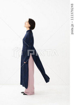 アオザイを着た女性　横顔 111378248