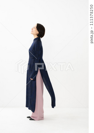 アオザイを着た女性　横顔 111378250