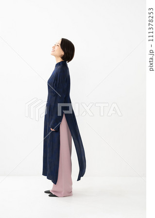 アオザイを着た女性 横顔 アオザイを着た女性 横顔 111378253