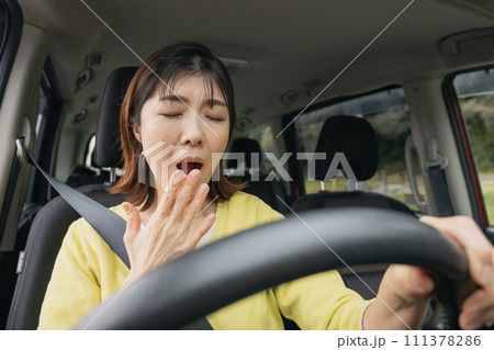 運転中に眠くなる女性 運転中に眠くなる女性 111378286