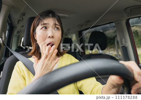 運転中に眠くなる女性 運転中に眠くなる女性 111378288