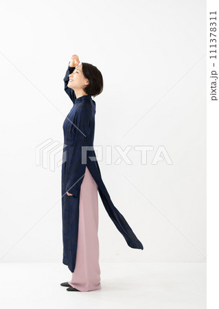 アオザイを着た女性 横顔 アオザイを着た女性 横顔 111378311