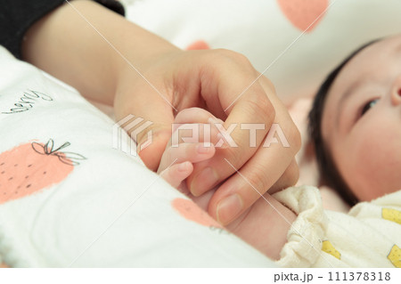 【赤ちゃん 可愛い手】 【赤ちゃん 可愛い手】 111378318