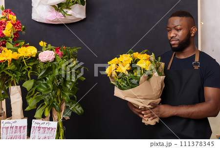 外国人の花屋　AI生成画像　花屋　人物　職業　外国人　花　生花　ギフト　贈り物 111378345