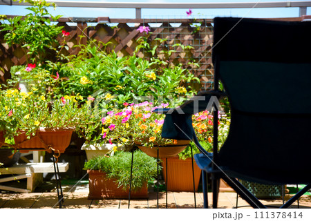 マンションのルーフバルコニーにアウトドアチェアでリラックス　夏の贅沢時間 111378414