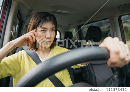 運転中にイライラする女性 運転中にイライラする女性 111378452