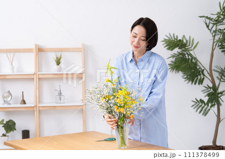 花を生ける女性 花を生ける女性 111378499