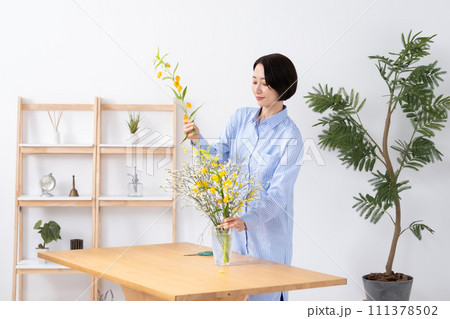 花を生ける女性 111378502